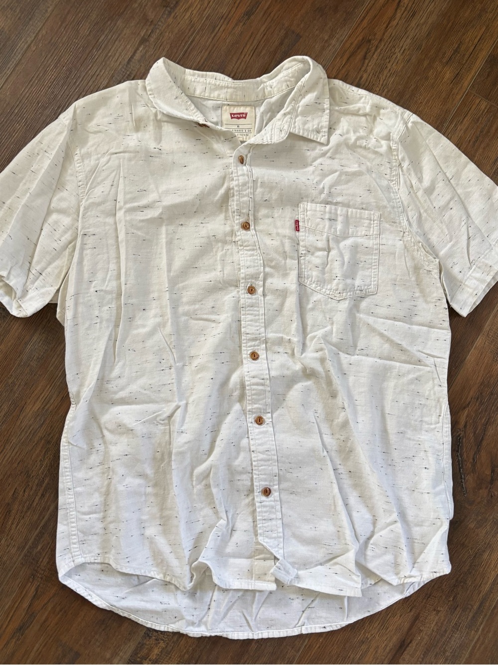 Levi's White Short-Sleeve Button-Down Shirt with Subtle Speckle